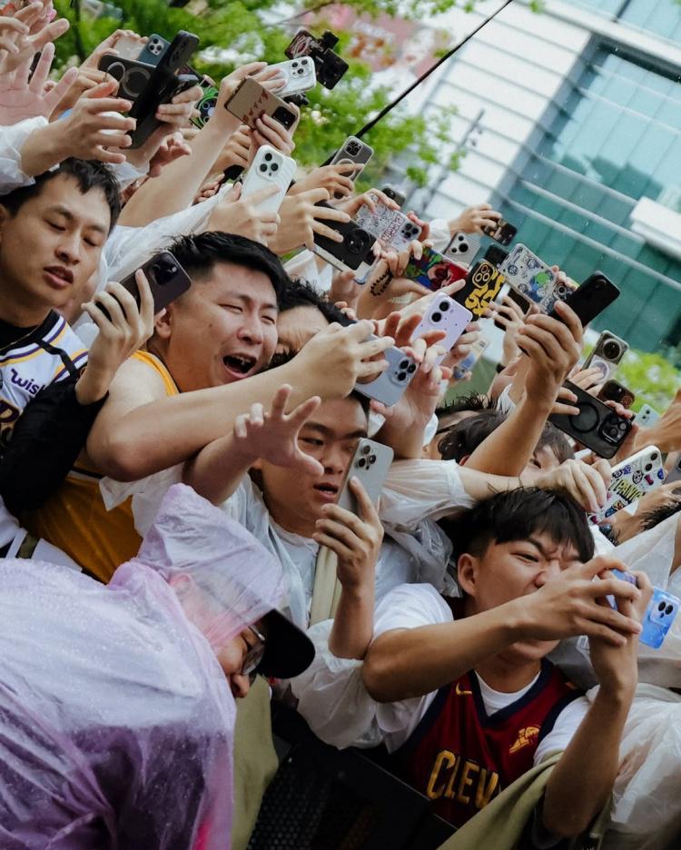 开云登录入口-美媒晒照回顾詹姆斯中国行:中国球迷们因詹姆斯而疯狂!