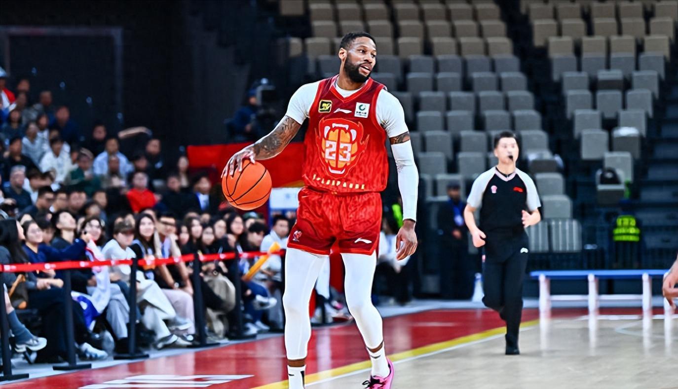 开云官方网站-广东宏远功勋外援重返CBA!39岁还是香饽饽,上赛季多次打出三双