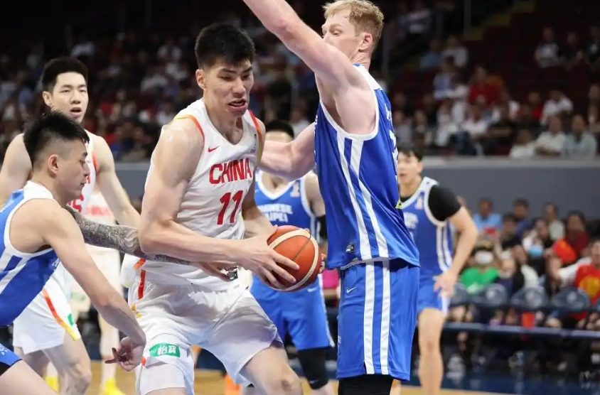 开云登录入口-100-93！中国男篮又大逆转，央视解说员点名表扬4人，成赢球功臣